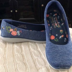 Shoes, denim color with embroidered floral trim